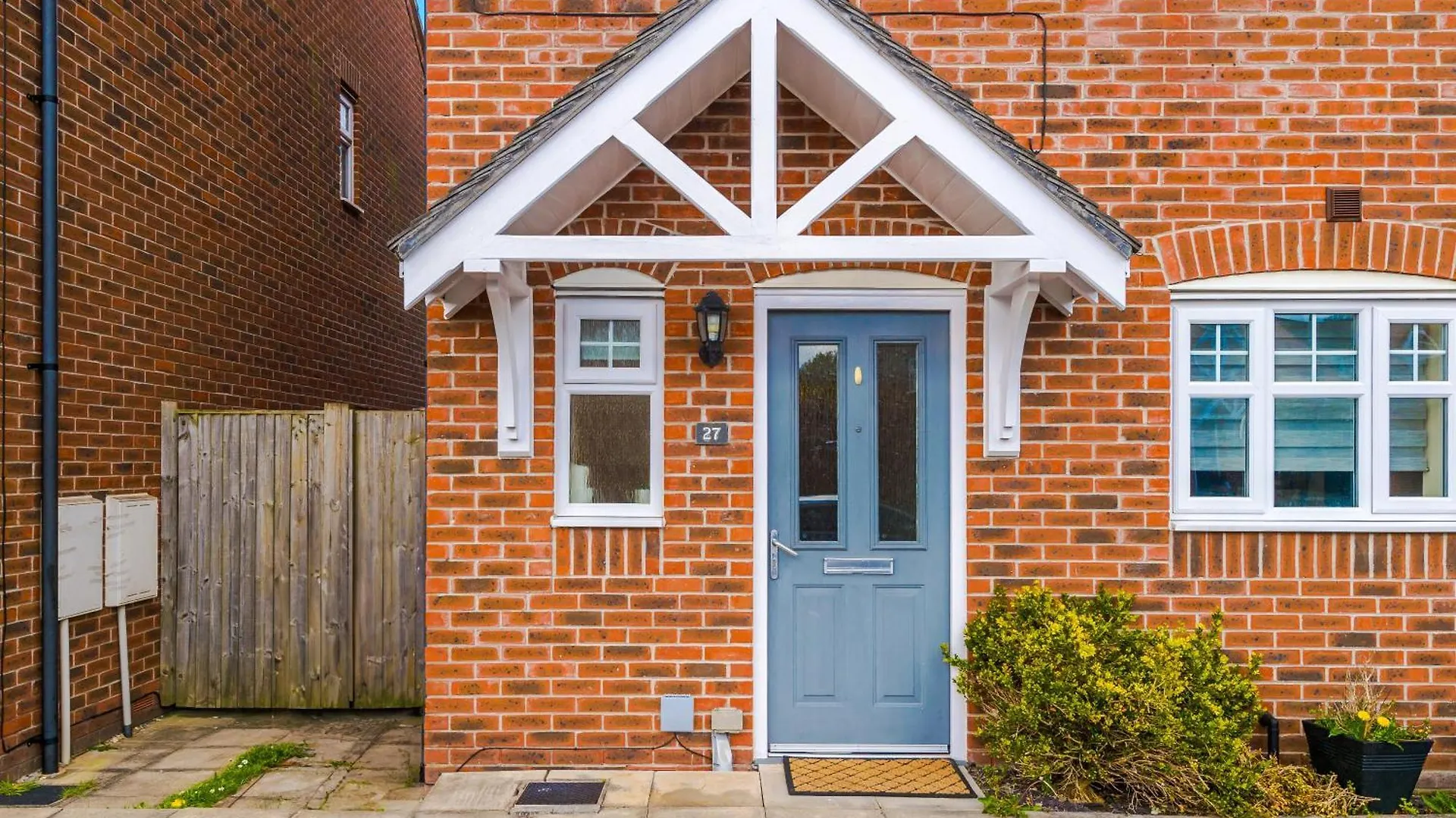 Modern Semi Detached In A Quiet Location, Driveway Parking Villa Ewloe