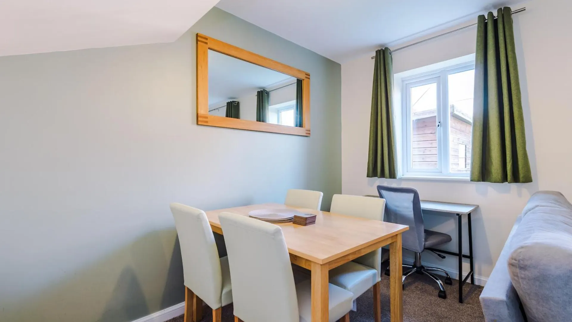 Modern Semi Detached In A Quiet Location, Driveway Parking Villa Ewloe Holiday home